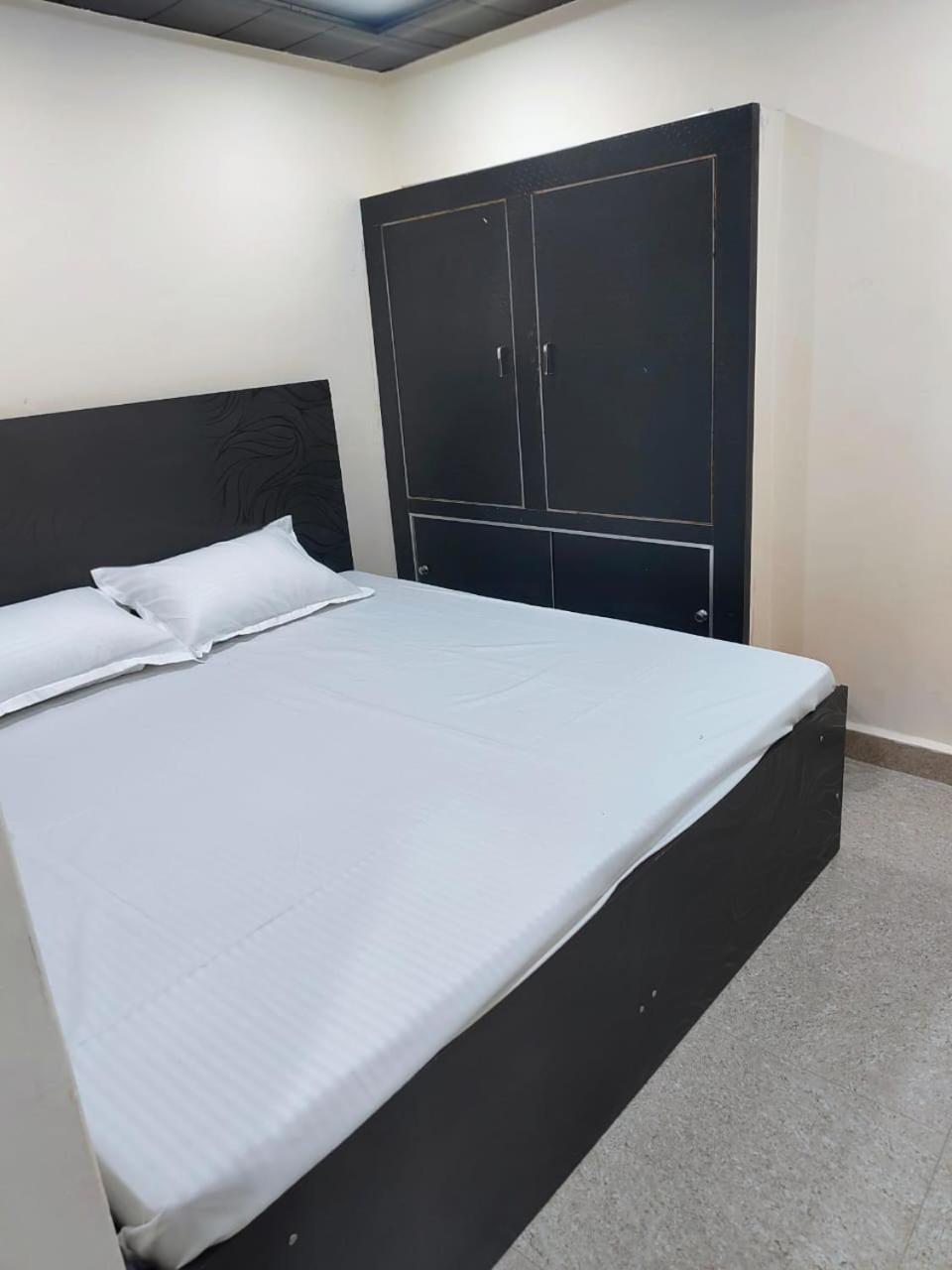 Hotel Crystal Dreams Mathura Esterno foto