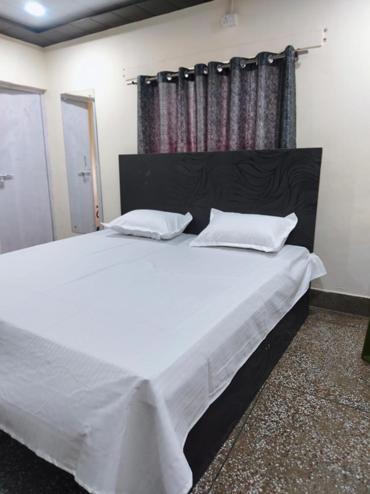 Hotel Crystal Dreams Mathura Esterno foto