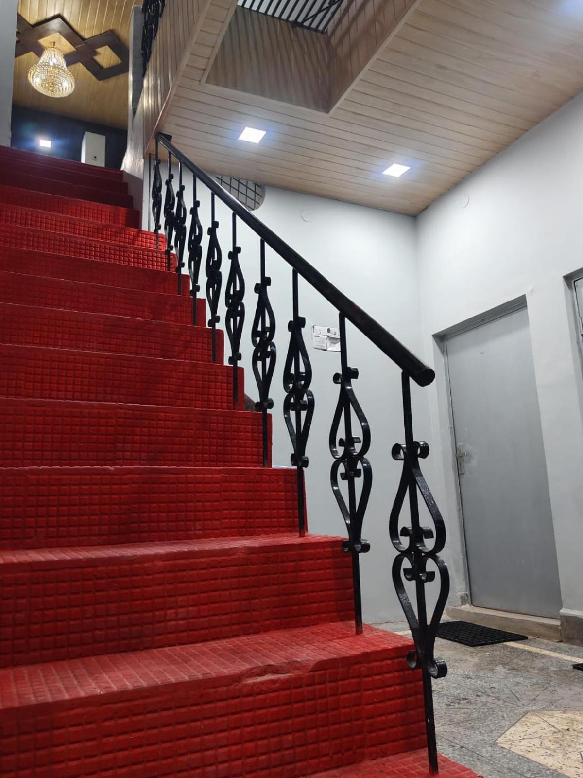 Hotel Crystal Dreams Mathura Esterno foto
